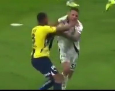 İki derbi. Biri yumruk, biri boğaz sıkma. İkisi de normal şartlarda kırmızı kart. Kırmızı değil, sarı değil, faul verilmedi. Bir yapı varsa 40 yıldır Beşiktaş aleyhine var.