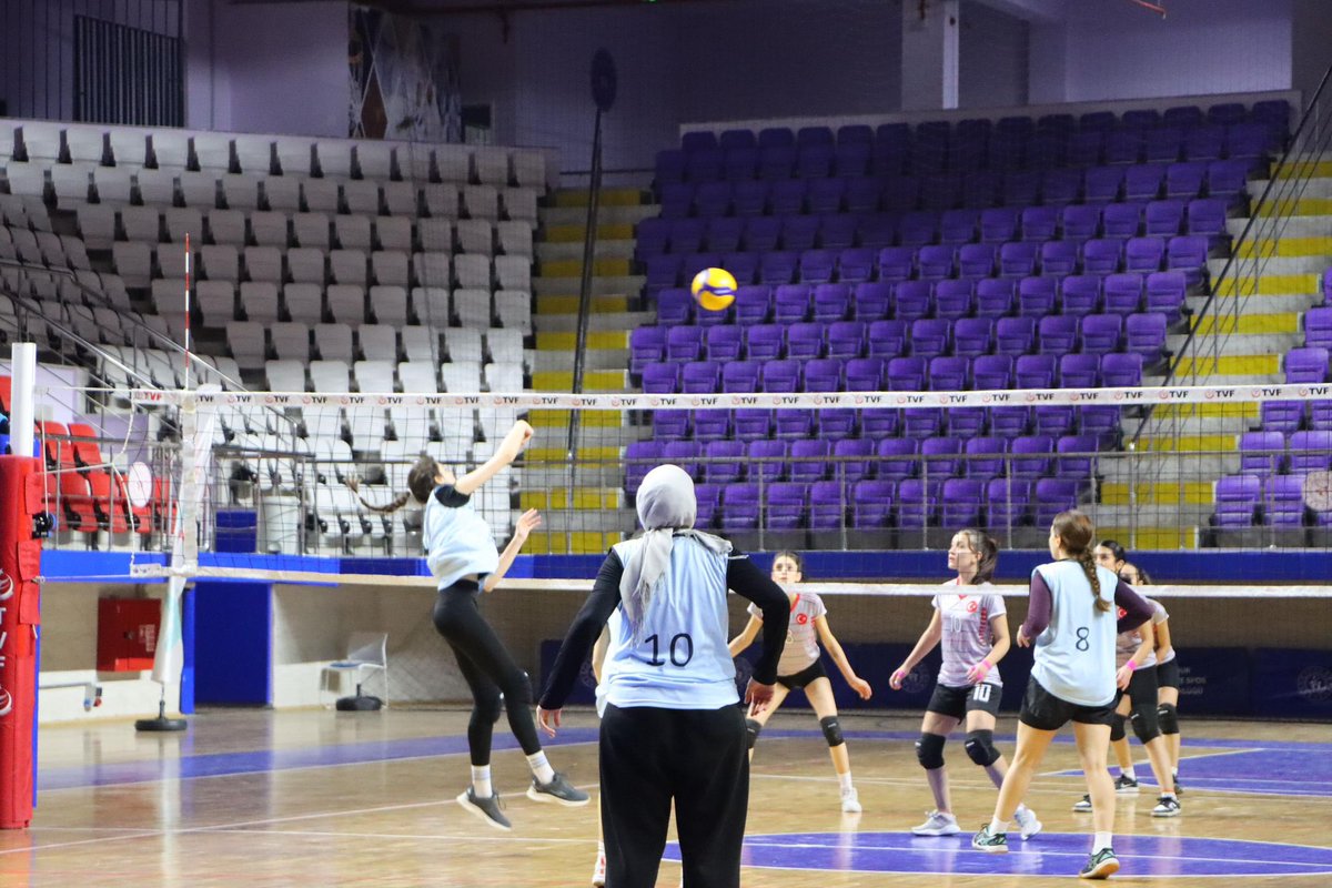 📍 Burdur Yurt Müdürlüğü 

#Yurtlig Kadın Voleybol turnuvasında yapılan tüm maçları Namağlup 2-0 bitirerek ŞAMPİYON olan takımımızı tebrik eder, Öğrencilerimize ve Antrenörlerimize verdikleri emeklerden dolayı teşekkür ederiz 🏆 🥇