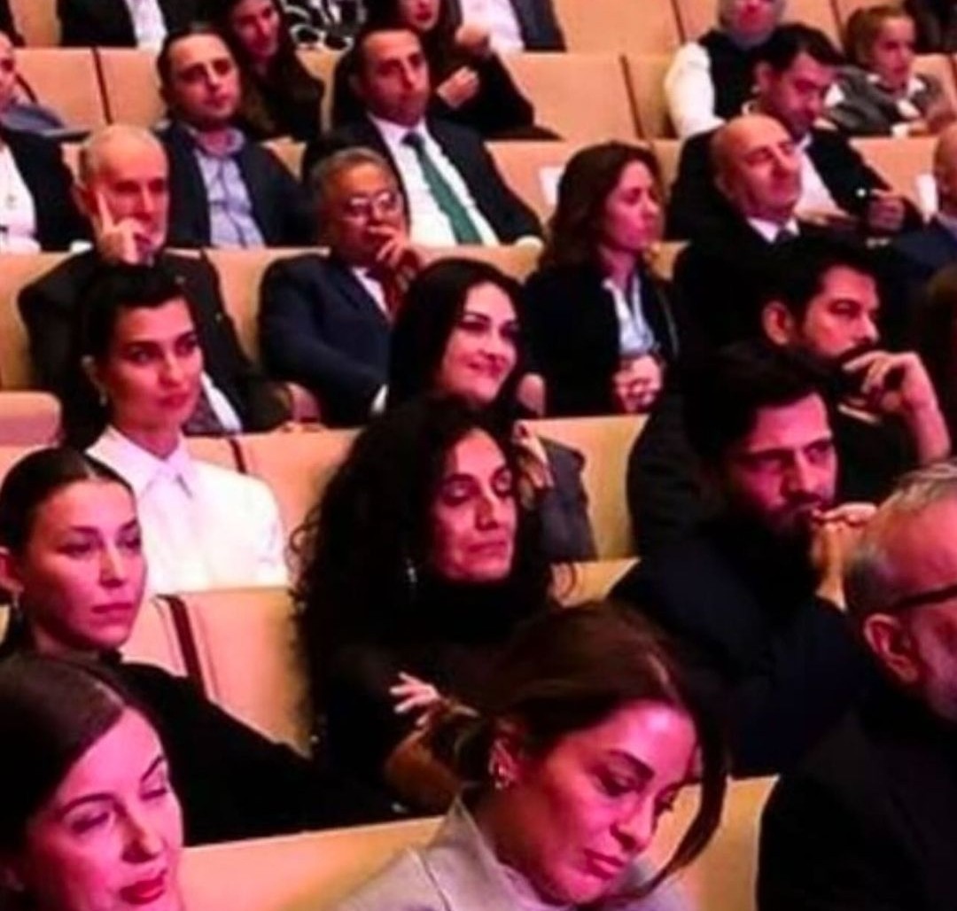 هيدا مش بوراك يلي ورا كآن؟؟ ما بعرف ليش ضحكت بس شفتو قاعد ورا 🤣🤣تذكرت ايام حب أعمى وطبعا خلينا ساكتين أفضل 😬المهم شيلونا منو إنتو عارفين إنو أرديش حيصير عمرو سنة🥹 هلكتكوت مفروض يعملولو عيدو قريبا انشالله بما  العائلة مجموعة وبما إنو خالو كمان معهم نشوف شي حلو شتقت لارديش🥹❤️