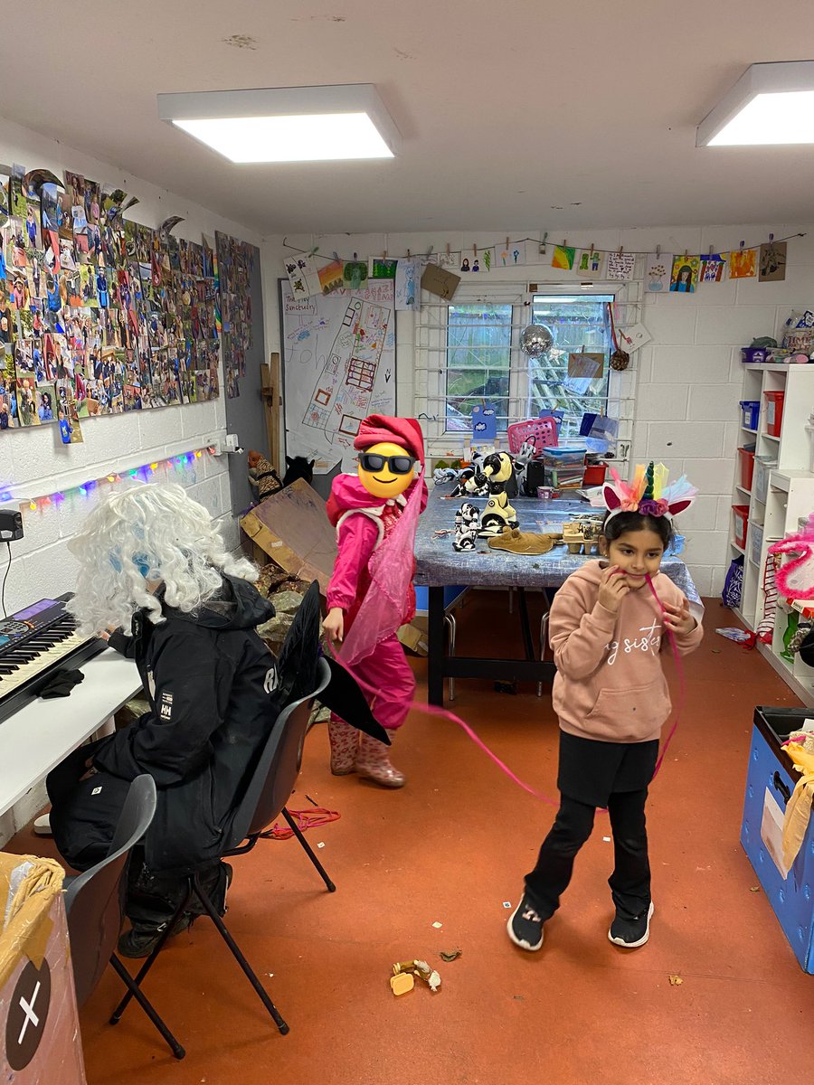 Play_Glos's tweet image. A very blustery day didn’t stop our #SuperSaturday players enjoying hammock time, dressing up for theatre performances and capturing Ranger Aaron 💨 

@TNLComFund #Play2Nurture #TimeToBe #ChildLedPlay