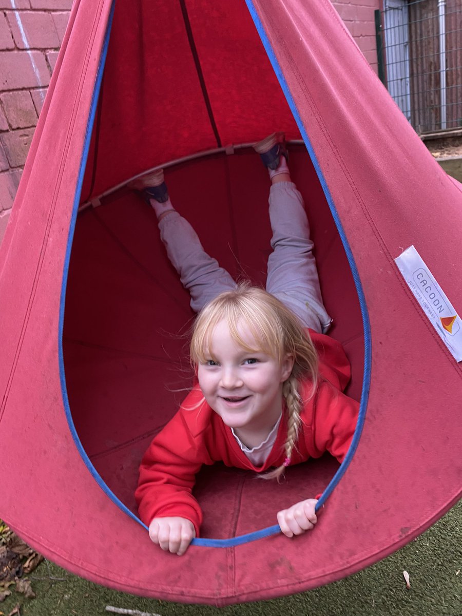 Play_Glos's tweet image. A very blustery day didn’t stop our #SuperSaturday players enjoying hammock time, dressing up for theatre performances and capturing Ranger Aaron 💨 

@TNLComFund #Play2Nurture #TimeToBe #ChildLedPlay