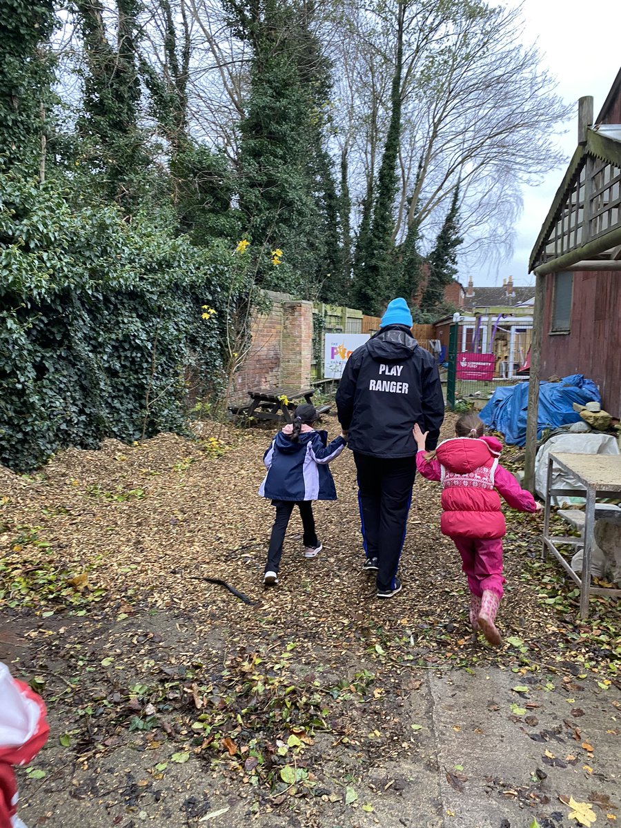 Play_Glos's tweet image. A very blustery day didn’t stop our #SuperSaturday players enjoying hammock time, dressing up for theatre performances and capturing Ranger Aaron 💨 

@TNLComFund #Play2Nurture #TimeToBe #ChildLedPlay