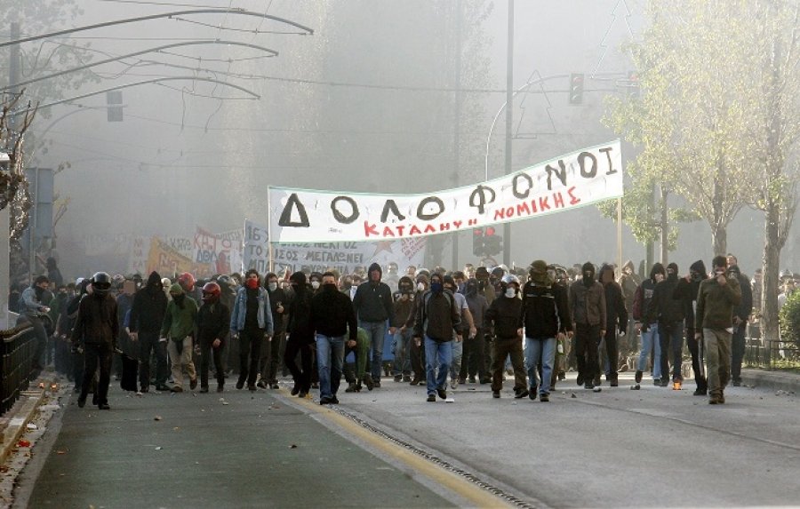 vasilikiathnspl's tweet photo. 1/ 6 Δεκεμβρίου '08:Ο 15χρονος Αλέξανδρος #Γρηγοροπουλος δολοφονείται από τον Κορκονέα στα #Εξάρχεια.Ξεσπά η εξέγερση της γενιάς των 700€, ενάντια στον αυταρχισμό και τα νεοφιλελεύθερα αδιέξοδα. Μια σφαίρα, σύμβολο του αυταρχισμού που γεννά η νεοφιλελεύθερη πολιτική. https://t.co/wjDU2HpTzo