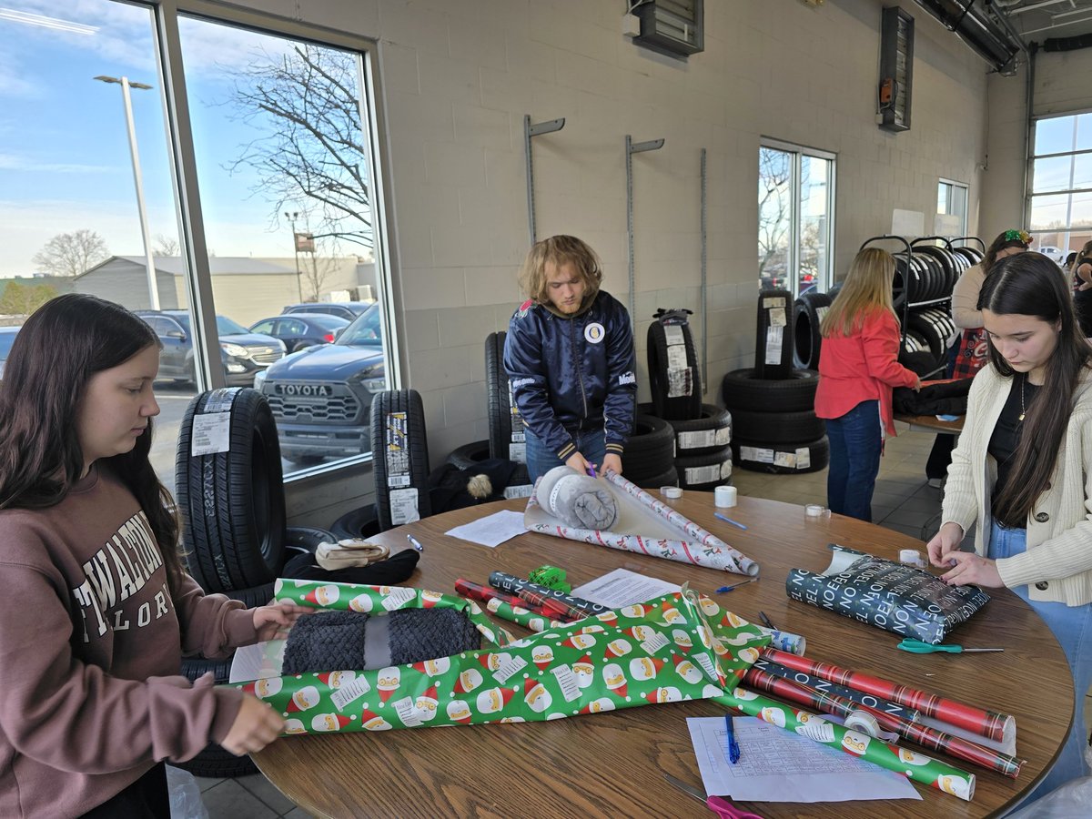 tlgill8's tweet image. Huge shout out for Secret Families secretfamilies.org. Our Wes-Del FBLA students volunteered to wrap gifts today.  Proud of them and appreciate this opportunity. #wdpride