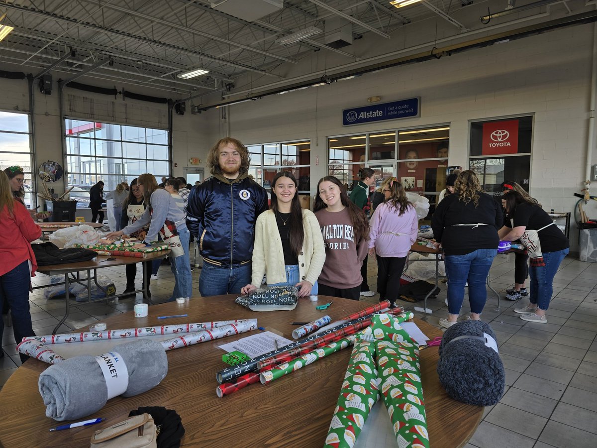 tlgill8's tweet image. Huge shout out for Secret Families secretfamilies.org. Our Wes-Del FBLA students volunteered to wrap gifts today.  Proud of them and appreciate this opportunity. #wdpride