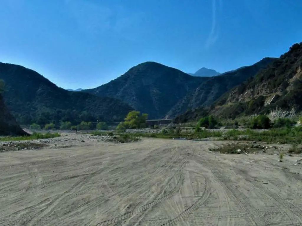The San Gabriel Canyon Off-Highway Vehicle (OHV) Area, located 11 miles north of Azusa, California, offers an rugged off-road trails and a off-road training course, spanning over 160 acres of rocky, sandy river bottom. buff.ly/3ZDk9kx