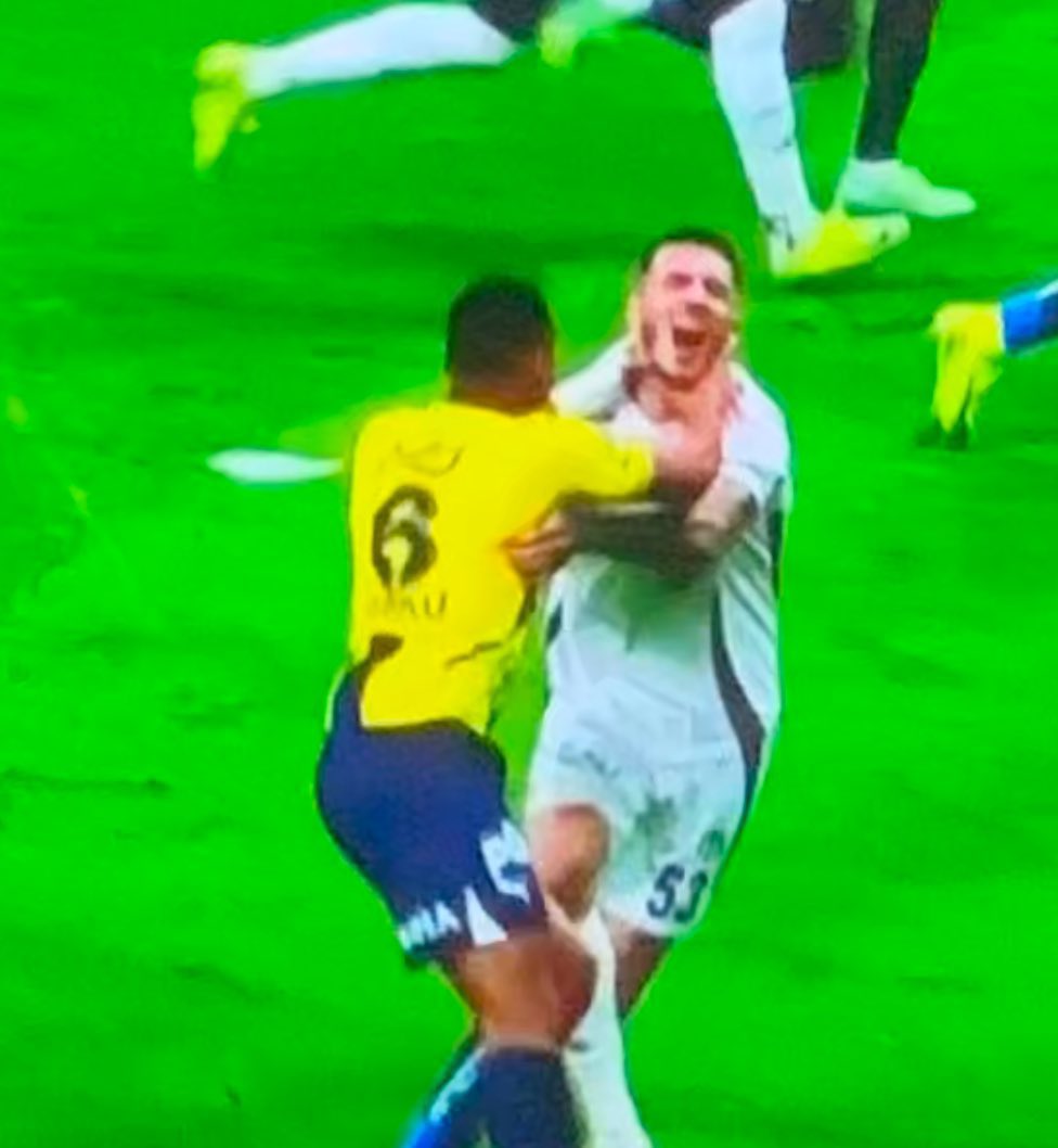 Fenerbahçe bu pozisyonu resmi sitesinden paylaşıp hakemi suçlamıyorsa bundan sonra adalet diye ağlamasın.