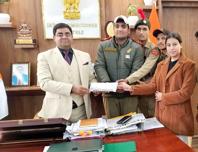 NCCDteJKL's tweet photo. On #ArmedForcesFlagDay, NCC cdts from Udhampur, Jammu &amp; Kathua, in collaboration with Zila Sainik Boards, honored the bravery of our Armed Forces. Cadets collected funds at iconic locations to support the welfare of ex-servicemen &amp; war widows, raising awareness and patriotism https://t.co/kUekF0e0oF