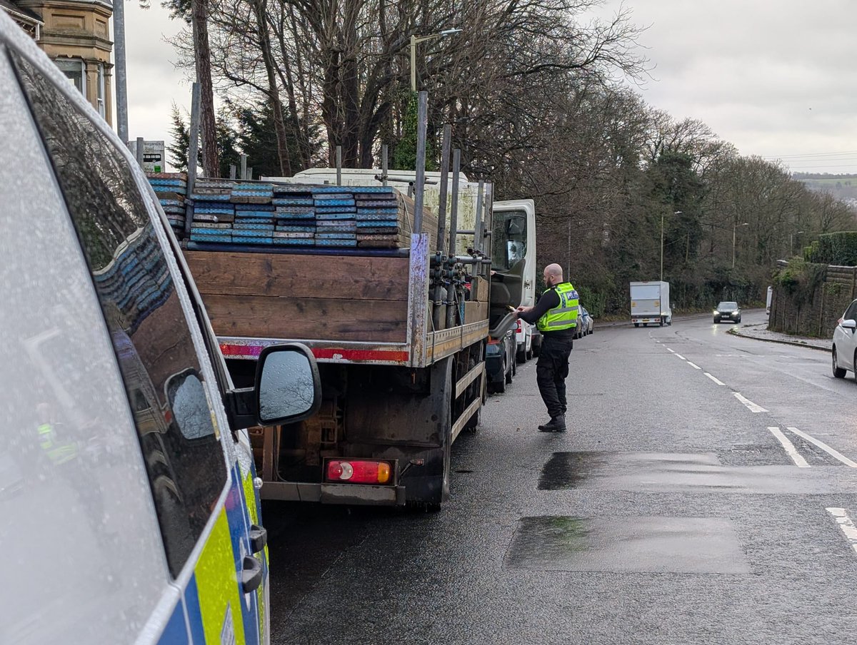 wiltspolicesc's tweet photo. #LPTT on football duty today in #Swindon, but couldn’t ignore this Scaffold lorry as both driver and passenger had failed to put their #Seatbelt on 🤦🏻 FPN’s issued #Fatal5 #RoadSafety #BuckleUp https://t.co/voGV21Wvg0