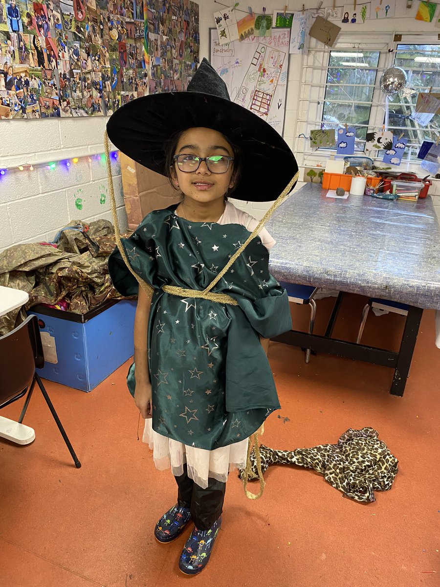 Play_Glos's tweet image. In the afternoon poor Aaron was captured again and tied up by our #SuperSaturday players.

They also enjoyed dressing up, painting and sword fights 🗡️ 

@TNLComFund #ChildLedPlay #TimeToBe #Play2Nurture