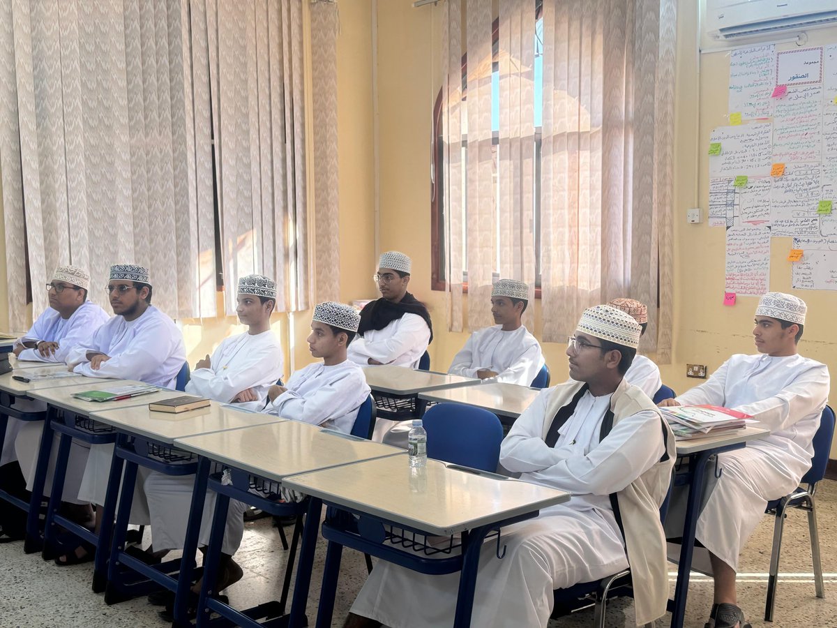 في إطار المتابعة المستمرة لطلبة الثاني عشر بالمعهد، قدم الفاضل/ بخيت حبكوك الشحري- باحث تربوي أول بمديرية التربية والتعليم بمحافظة ظفار- محاضرة توعوية بشأن ضوابط الامتحانات النهائية والاستعداد لها.