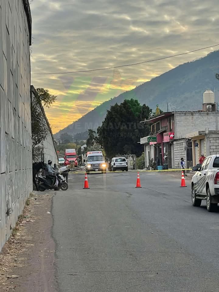 ⚠️ #Maravatío | Está mañana se registró un accidente que ocasionó el cierre de la carretera libre a la altura de #Apeo.

Al parecer un tráiler se salió de la autopista y cayó en la carretera libre.

Tome precauciones.