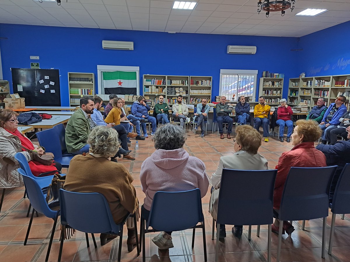 extremeneria's tweet photo. Ya estamos en la biblioteca municipal de Salorino debatiendo en torno al pensamiento extremeñista de Antonio Elviro Berdeguer. 🌾

Recuperando memoria.
Construyendo pueblo.
💚🤍🖤 https://t.co/NCMpyA21yW