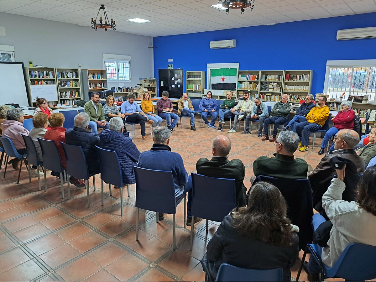 extremeneria's tweet photo. Ya estamos en la biblioteca municipal de Salorino debatiendo en torno al pensamiento extremeñista de Antonio Elviro Berdeguer. 🌾

Recuperando memoria.
Construyendo pueblo.
💚🤍🖤 https://t.co/NCMpyA21yW