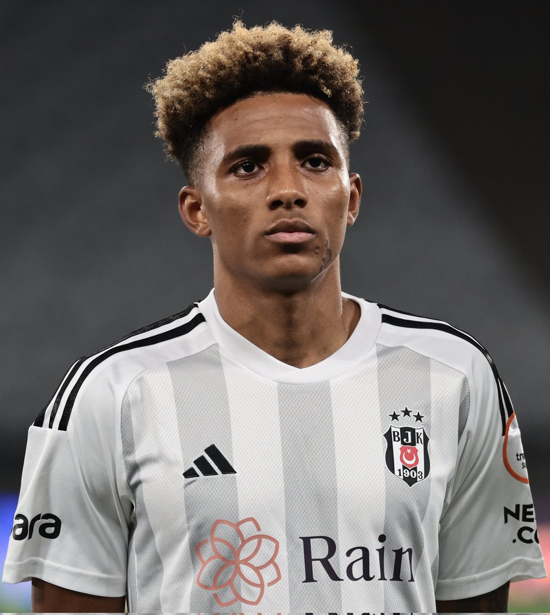 soldaki 3 faul + adam bogazlayip yere firlatti kart bile görmedi.. sagdaki tek faul yapmadi sari kart gördü.. ülkedeki futbolun özeti aq