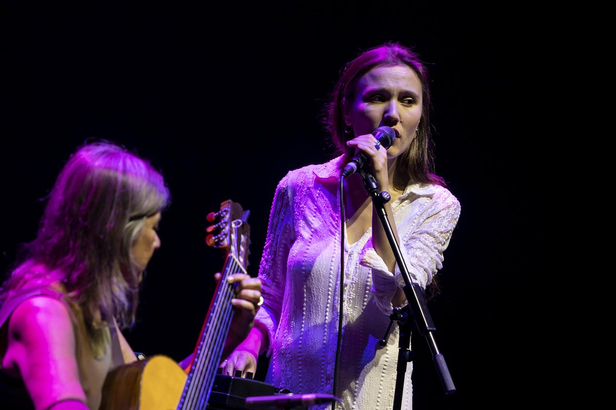 ElSaltoDiario's tweet photo. Entrevista a Rita Payés: "Siento que es un momento de exploración muy importante, que ya hace mucho tiempo que se despertó en mí, pero que ahora estoy dejando más que me invada; es tan infinita la música, que al final no te la acabas".
https://t.co/5zOA7RfYM4 https://t.co/h1kf4JujWN