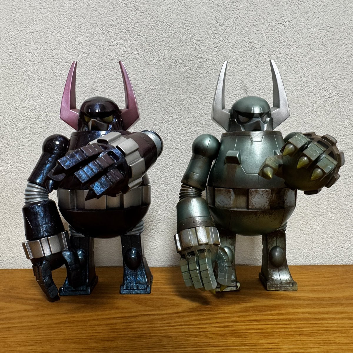 BlueRhino2951's tweet image. マジョーラカラーのレトロロボットが届いた。
角度によって色が変わる。何色っていうんだろうか。カッコいい！

レトロロボットの腕の中にBENが•••。

#touma 
#retrorobot 
#レトロロボット