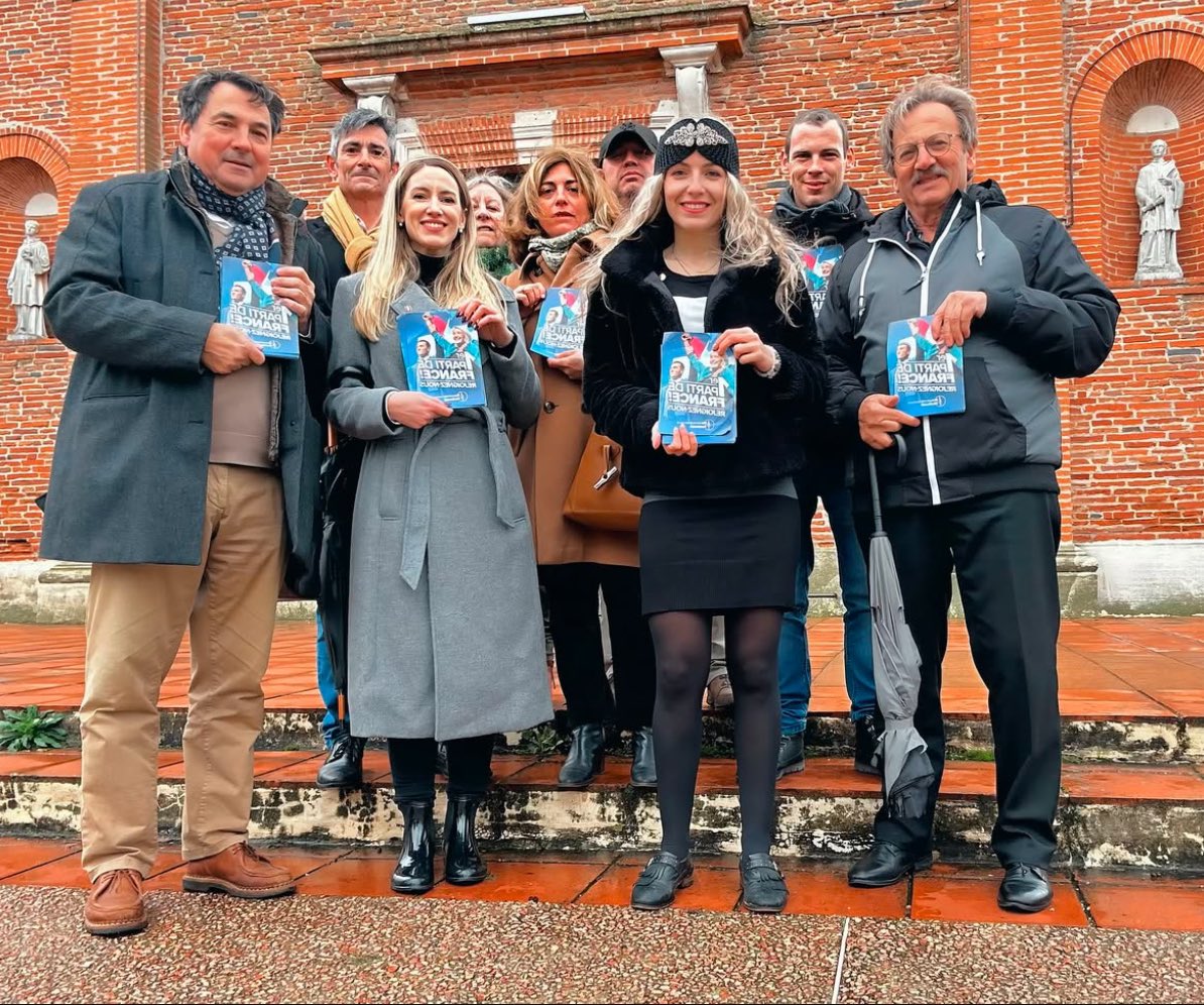 Antho_Gary's tweet photo. 🔵 Malgré le froid et la pluie, nous étions présents ce matin sur le marché de Cugnaux pour porter les idées du Rassemblement National. 🇫🇷

#JusquàLaVictoire #JeSoutiensMarine #RN1erPartiDeFrance #RNOccitanie https://t.co/4YJlSugzfW