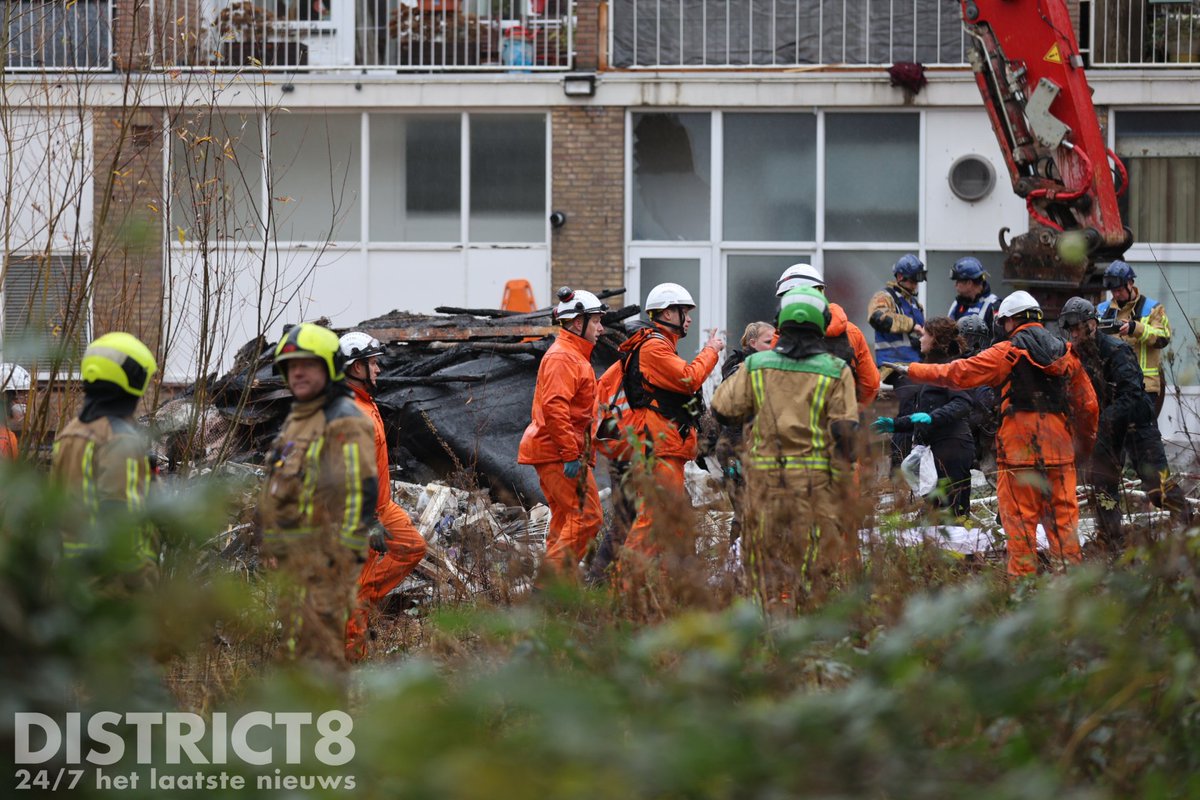 RedactieD8's tweet photo. Hulpdiensten hebben zojuist één persoon levend onder het puin kunnen uithalen. Het slachtoffer is er slecht aan toe en wordt met spoed naar het ziekenhuis vervoerd. #Explosie #Tarwekamp #DenHaag https://t.co/P4FS6neK1X