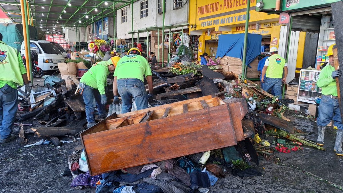 TN23NOTICIAS's tweet image. 🚨ACTUALIZACIÓN🚨| Realizan limpieza en más de 12 locales que fueron consumidos por las llamas el pasado 06 de diciembre en horas de la noche, siniestro que tuvo lugar en mercado #LaTerminal, zona 4.