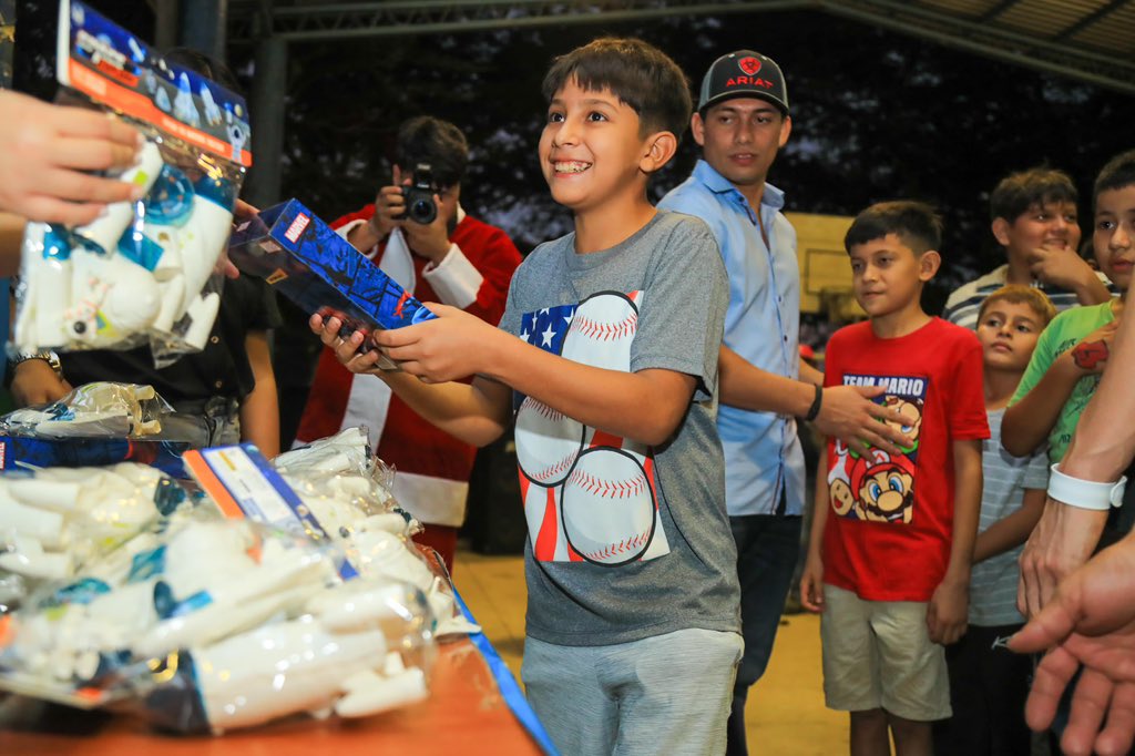 ivaniahandal's tweet photo. ¡Llevamos una fiesta mágica a las familias de Santa Rosa Guachipilín! 💙✨

Vivimos un momento lleno de sonrisas, llevando esperanza y felicidad a los más pequeños de la familia. 🤍🧢 https://t.co/mXBJbpFr6H