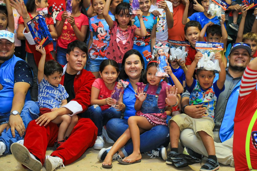 ivaniahandal's tweet photo. ¡Llevamos una fiesta mágica a las familias de Santa Rosa Guachipilín! 💙✨

Vivimos un momento lleno de sonrisas, llevando esperanza y felicidad a los más pequeños de la familia. 🤍🧢 https://t.co/mXBJbpFr6H