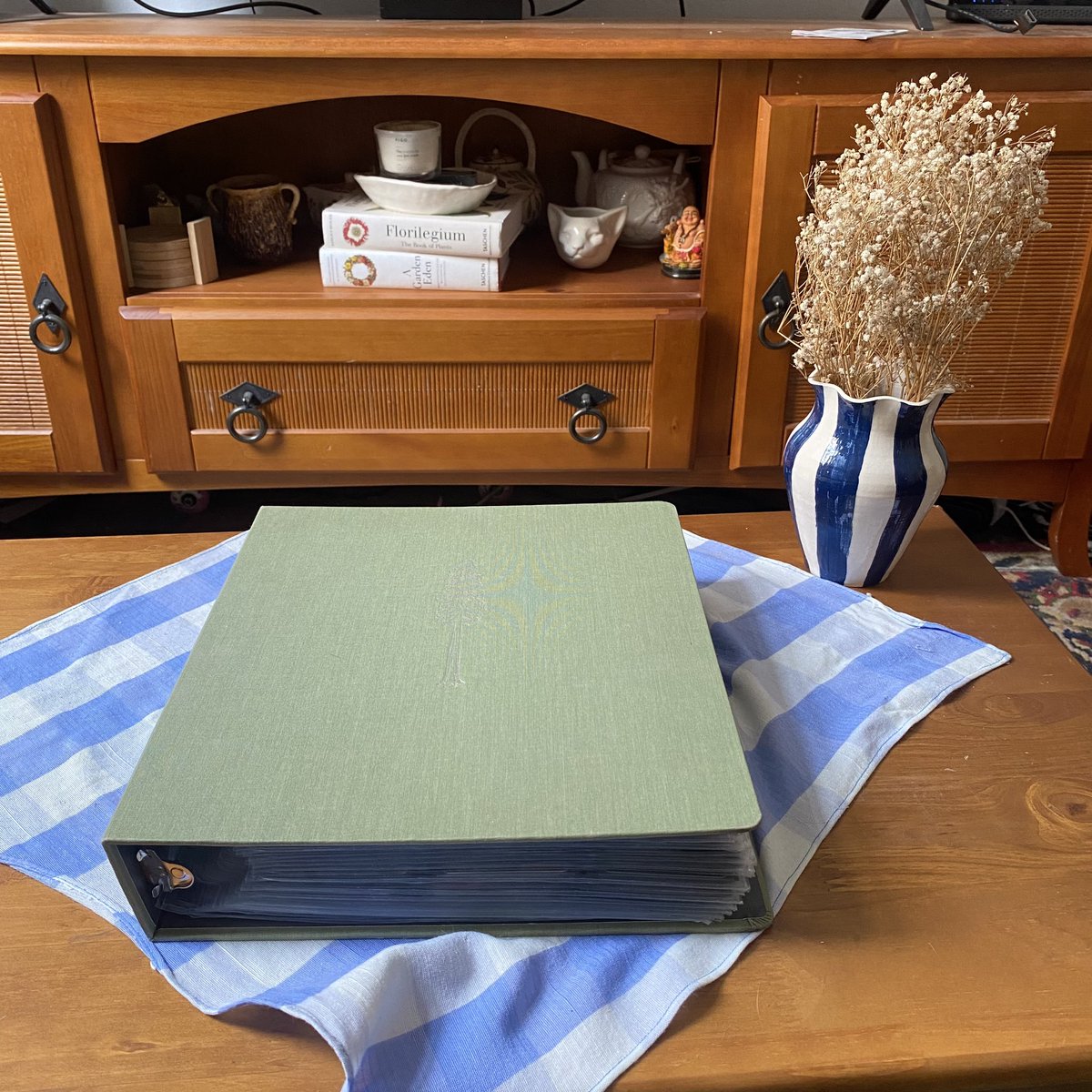 winterolis's tweet image. eu: ✨🌷🌿🍑💚
os cards que eu coleciono: 🖤⛓️💫🦇