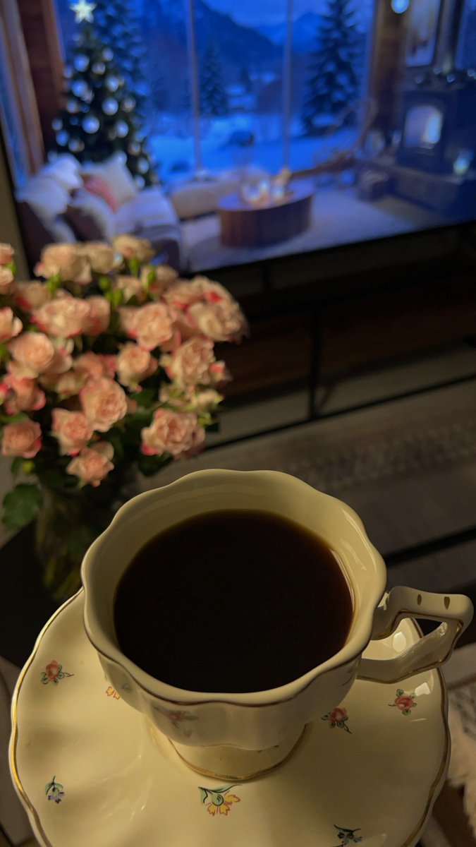 Gi2__m's tweet photo. السبيل إلى بهجة قلبي ،ورد وكوب قهـوة❤︎ https://t.co/F0RQ8i8b1h