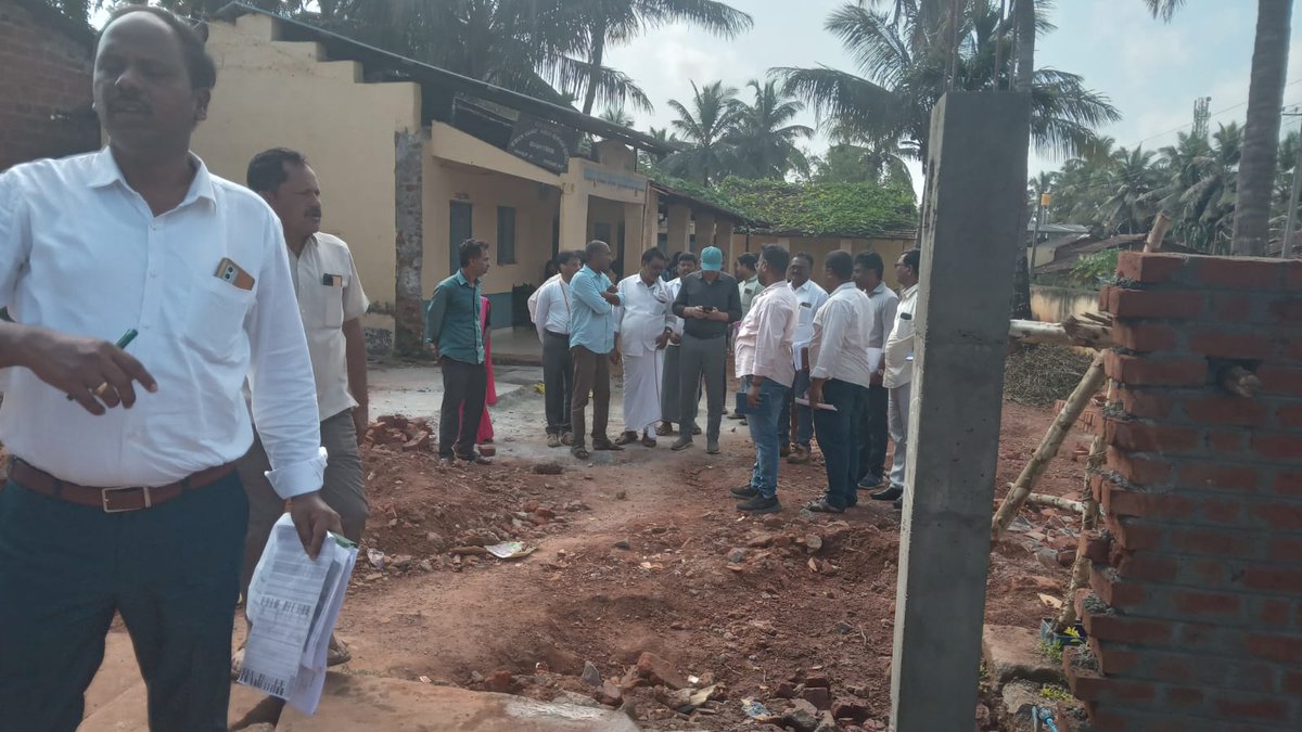 IecTaluk's tweet photo. ಇಂದು ಮಾನ್ಯ ಮುಖ್ಯ ಕಾರ್ಯನಿರ್ವಾಹಕ ಅಧಿಕಾರಿಗಳು, ಶಿಕಾರಿಪುರ ತಾಲ್ಲೂಕಿನ ಹೊಸೂರು, ಮಾರವಳ್ಳಿ, ಗಾಮ ಸೇರಿದಂತೆ ವಿವಿಧ ಗ್ರಾಮ ಪಂಚಾಯತ್ ಗಳಿಗೆ ಭೇಟಿ ನೀಡಿ ಮಹಾತ್ಮ ಗಾಂಧಿ ನರೇಗಾ ಯೋಜನೆ ಹಾಗೂ  ಜಲ ಜೀವನ್ ಮಿಷನ್ ಯೋಜನೆಯ ಕಾಮಗಾರಿಗಳನ್ನು ಪರಿಶೀಲನೆ ನಡೆಸಿದರು. https://t.co/wZCbMr1jGo