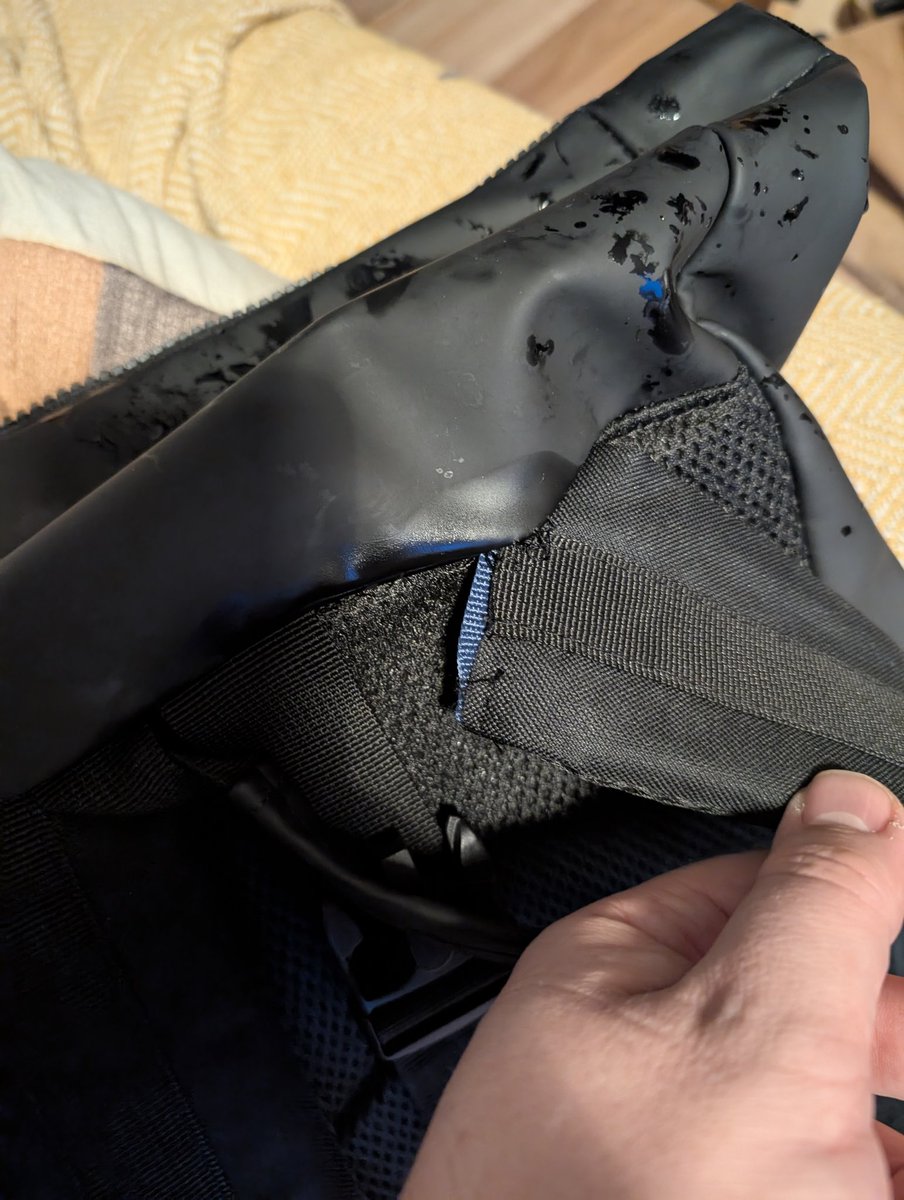 BernieHodges's tweet photo. @SpiralUK straps broken after 2 weeks - I was promised a replacement bag but that hasn't happened. You're not responding to my emails. So I'm not impressed with your bags or your service right now... https://t.co/Ox0dbDE1cj