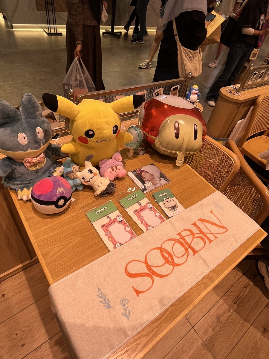 bgymze's tweet photo. Went to celebrate soobin’s birthday with moas 🐰🥰 

#SuperSoobin
#SoobinWorld24🏰
#SOOBIN #수빈 #スビン
#투모로우바이투게더 #TOMORROW_X_TOGETHER #TXT https://t.co/SjJYN35dzL