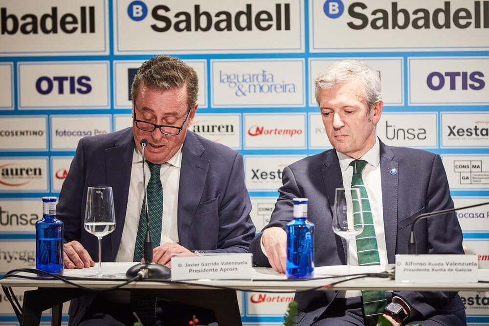 Espejodevillano's tweet photo. GÜRTEL 2.0: CONEXIÓN GALICIA
Quisieron ir a por el PSOE, pero las declaraciones y "pruebas" aportadas por Víctor de Aldama parece que sólo se llevarán por delante a Alberto Núñez Feijióo, a la "tropilla gallega" (cada día más en el alero) y al conjunto del PP, si es que su abogado, José Antonio Choclán, nuestro Tom Hagen español, continúa con esta estrategia de "sangrado". 

Koldo García, imputado por el TS, mantuvo  en julio de 2021 una reunión con el presidente de la constructora gallega Civis Global para tratar un asunto denominado "tema Asturias", según reflejan las anotaciones de la agenda electrónica de Koldo recogidas en el escrito que Víctor de Aldama ha presentado al Supremo.

Javier Garrido Valenzuela, primo segundo de Alfonso Rueda Valenzuela, actual presidente de la Xunta, fue asesor y director de negocio de Civis Global. 
José Luis Alonso Riego, dirigente histórico del PP gallego, también fue directivo de esta constructora pontevedresa, además de alcalde de A Guarda, baixo Miño, y diputado autonómico durante más de una década.

Las anotaciones de Koldo García parecen apuntar a una conexión con el gobierno de la Xunta a través de una de las constructoras que ha estado a la cabeza de las licitaciones gallegas.

ADENDA

COLABORACIONES DE CAMPAÑA
Cuando había que pedir colaboraciones a los empresarios gallegos, Don Manuel enviaba una tarjeta firmada a los empresarios, través de sus emisarios.  Los emisarios la leían en voz alta. A continuación, llegaban las colaboraciones pero nunca vinieron acompañadas de factura, tan sólo con un "agradecimiento" en B. 

En la foto, Javier Garrido Valenzuela y Alfonso Rueda Valenzuela.