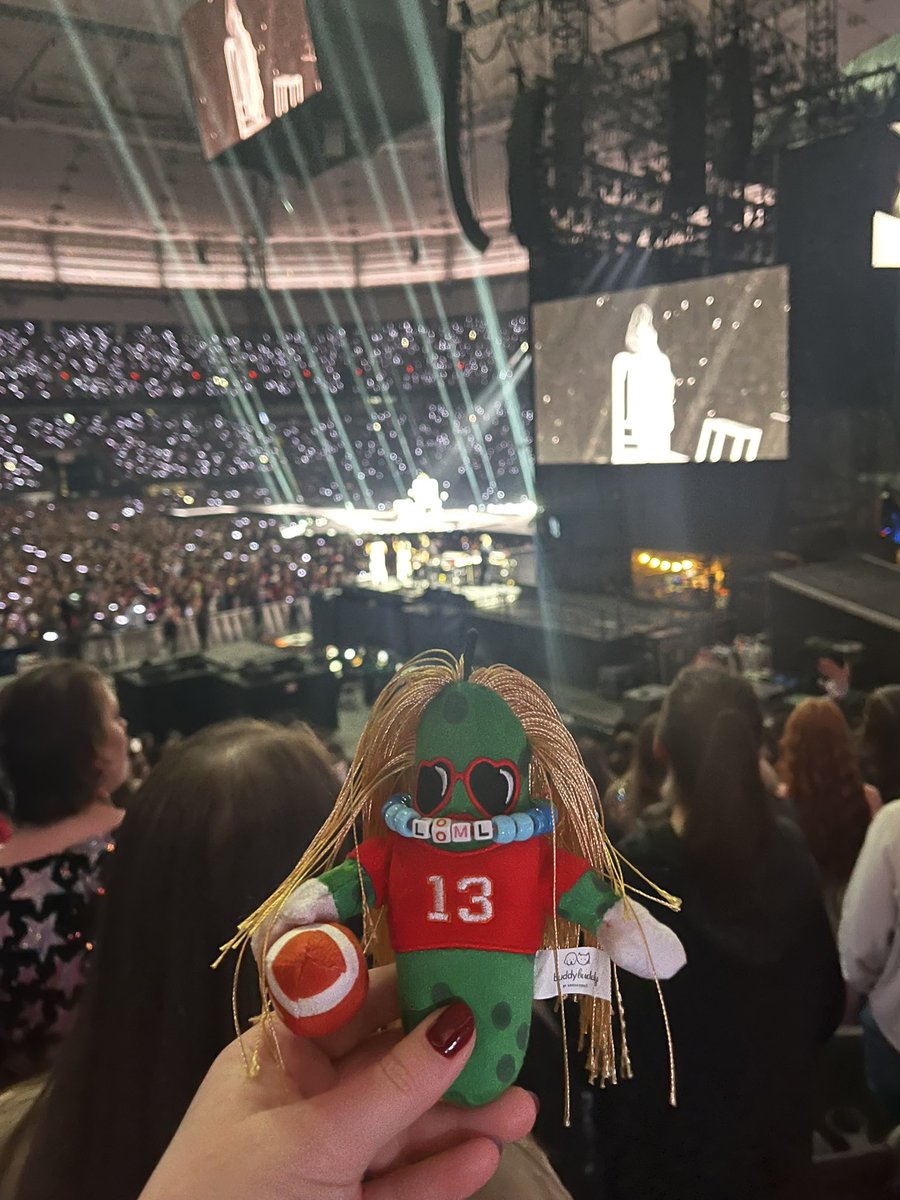 mekenzie413's tweet photo. Tsizzle Pickle at #ErasTourVancouver !!! https://t.co/lM8wIxIo8n