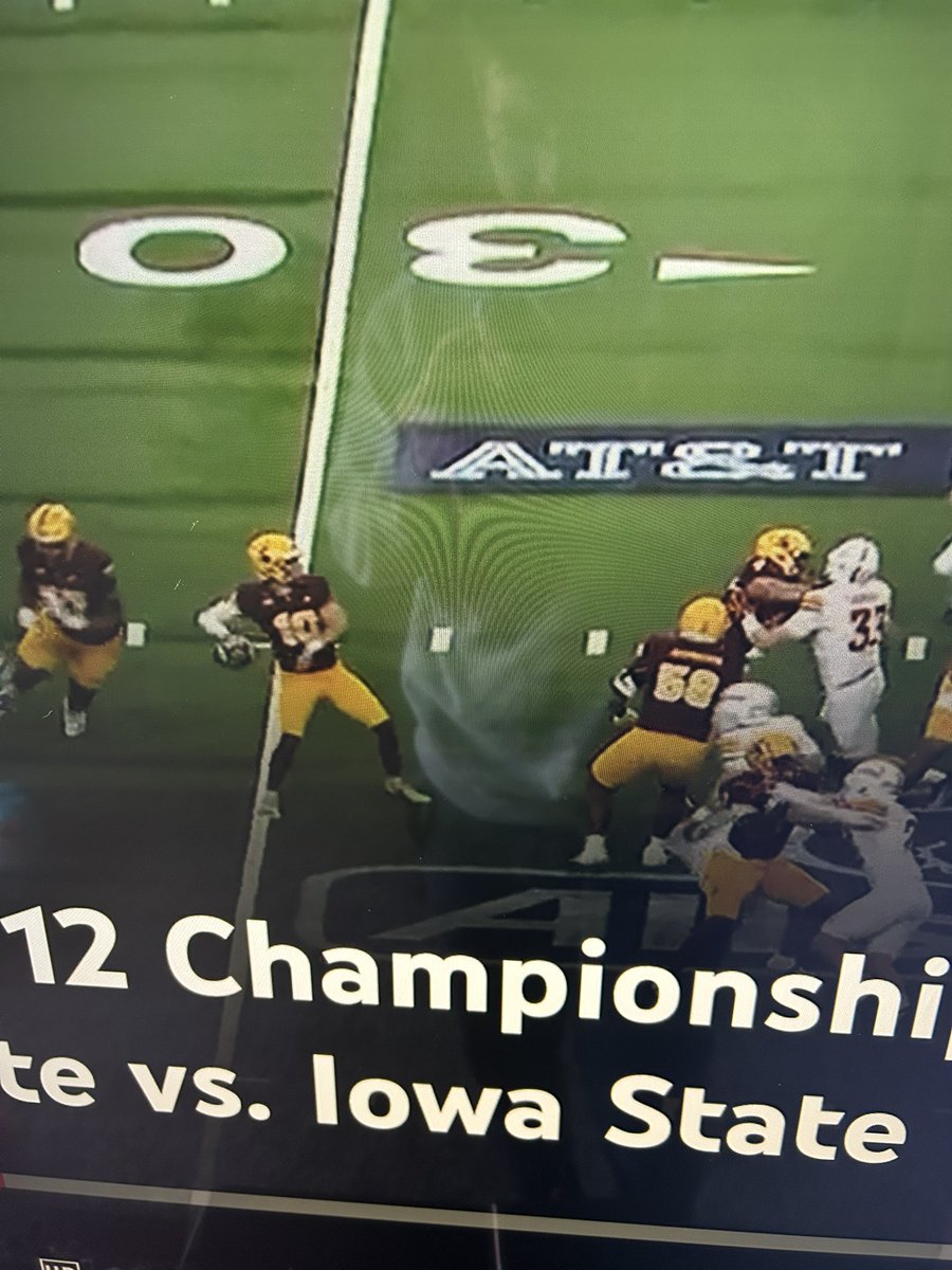 TomForeman321's tweet photo. @CFB_UniWatch @ASUFootball #58 is oddly missing a stripe on his helmet https://t.co/6RHLRl4FOg