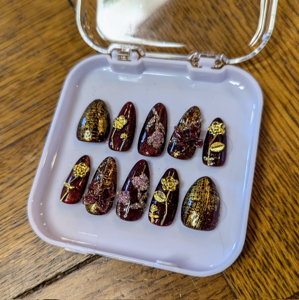 ArtaWork's tweet photo. ✨ Mon 1er essai nail art ! ✨
Weekend créatif avec ma sœur fan de nailart 😅 J’ai tenté des press-on nails sur le thème des fêtes 🎄🎁 : rouge, doré et roses 🌹💅. Rien de parfait (loin de là), mais c’était super fun  ! 🥰

#NailArt #nail https://t.co/LobVXD2pln