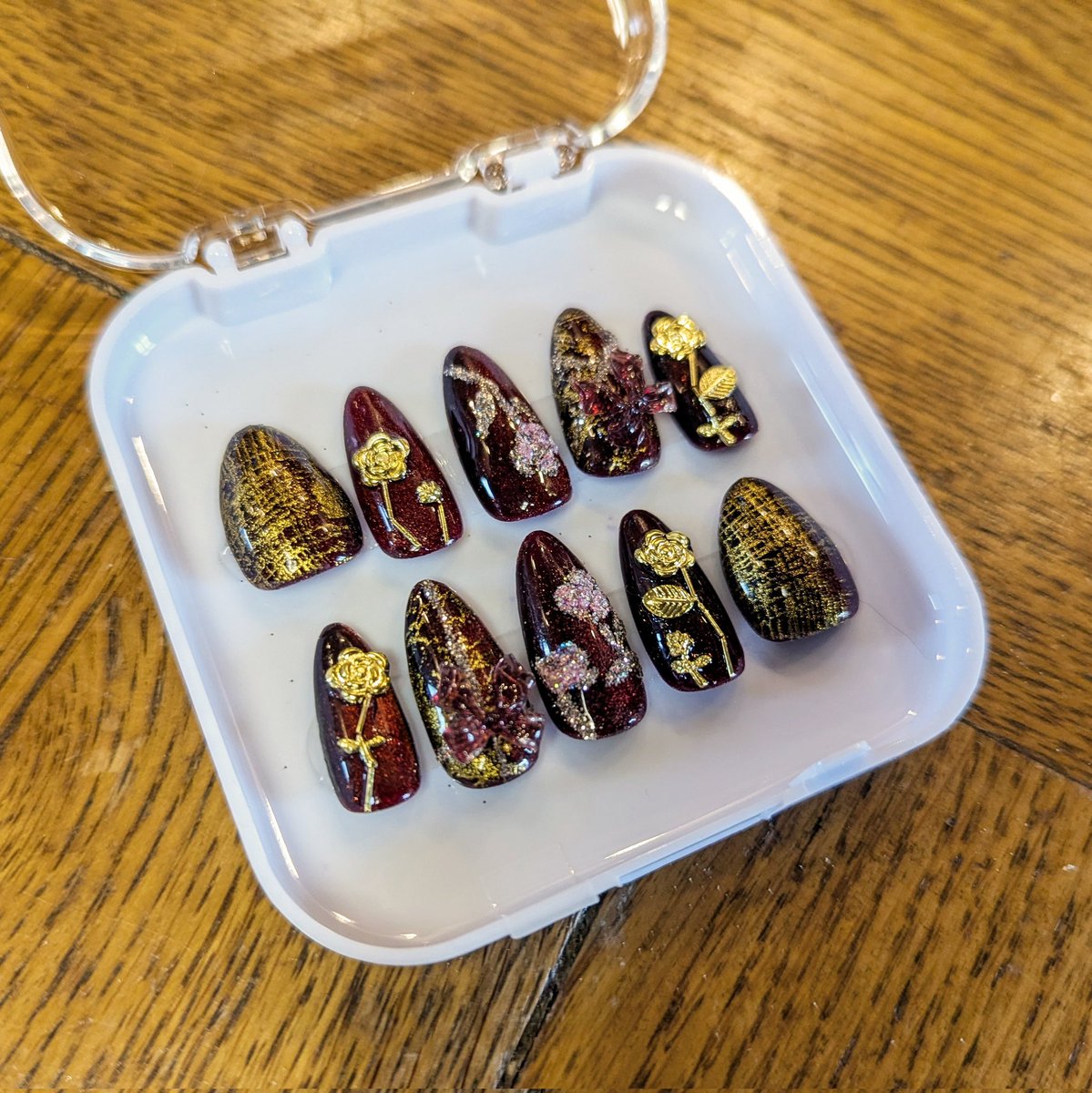 ArtaWork's tweet photo. ✨ Mon 1er essai nail art ! ✨
Weekend créatif avec ma sœur fan de nailart 😅 J’ai tenté des press-on nails sur le thème des fêtes 🎄🎁 : rouge, doré et roses 🌹💅. Rien de parfait (loin de là), mais c’était super fun  ! 🥰

#NailArt #nail https://t.co/LobVXD2pln