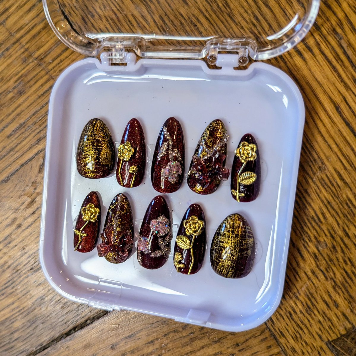 ✨ Mon 1er essai nail art ! ✨
Weekend créatif avec ma sœur fan de nailart 😅 J’ai tenté des press-on nails sur le thème des fêtes 🎄🎁 : rouge, doré et roses 🌹💅. Rien de parfait (loin de là), mais c’était super fun  ! 🥰

#NailArt #nail