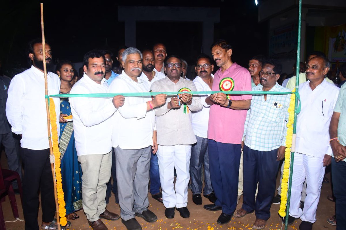 PithaniOffl's tweet photo. పెనుమంట్ర మండలం మార్టేరు గ్రామం లోని వేణుగోపాల స్వామి పాఠశాల గ్రౌండ్ లో రాష్ట్రస్థాయి సీనియర్ స్త్రీ,పురుషుల బాస్కెట్ బాల్ టోర్నమెంట్ ఎమ్మెల్యే కప్ ను నా చేతుల మీదుగా ప్రారంభించటం జరిగింది.
#mlacup #basketball #Tournament #Achanta
#pithanisatyanarayana https://t.co/vl4WxUyrHO