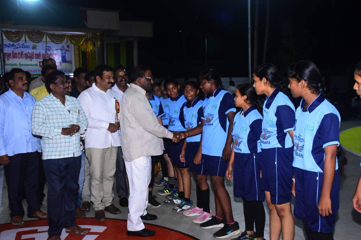 PithaniOffl's tweet photo. పెనుమంట్ర మండలం మార్టేరు గ్రామం లోని వేణుగోపాల స్వామి పాఠశాల గ్రౌండ్ లో రాష్ట్రస్థాయి సీనియర్ స్త్రీ,పురుషుల బాస్కెట్ బాల్ టోర్నమెంట్ ఎమ్మెల్యే కప్ ను నా చేతుల మీదుగా ప్రారంభించటం జరిగింది.
#mlacup #basketball #Tournament #Achanta
#pithanisatyanarayana https://t.co/vl4WxUyrHO