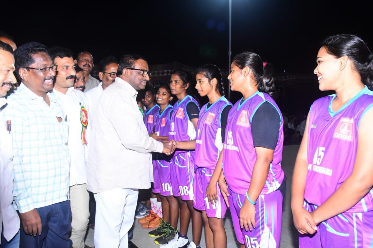 PithaniOffl's tweet photo. పెనుమంట్ర మండలం మార్టేరు గ్రామం లోని వేణుగోపాల స్వామి పాఠశాల గ్రౌండ్ లో రాష్ట్రస్థాయి సీనియర్ స్త్రీ,పురుషుల బాస్కెట్ బాల్ టోర్నమెంట్ ఎమ్మెల్యే కప్ ను నా చేతుల మీదుగా ప్రారంభించటం జరిగింది.
#mlacup #basketball #Tournament #Achanta
#pithanisatyanarayana https://t.co/vl4WxUyrHO