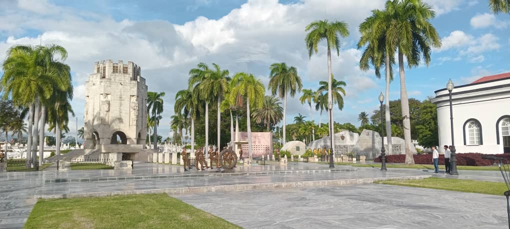 BeatrizJUrrutia's tweet photo. En ocasión de conmemorarse los aniversarios 128 de la caída en combate de Antonio Maceo y Francisco "Panchito" Gómez Toro, 90 del nacimiento de Frank País y 35 de la Operación Tributo, rendimos homenaje a los héroes y mártires de la Patria.
#SantiagoDeCuba 
#CubaViveEnSuHistoria https://t.co/3oRqlLD0Y0