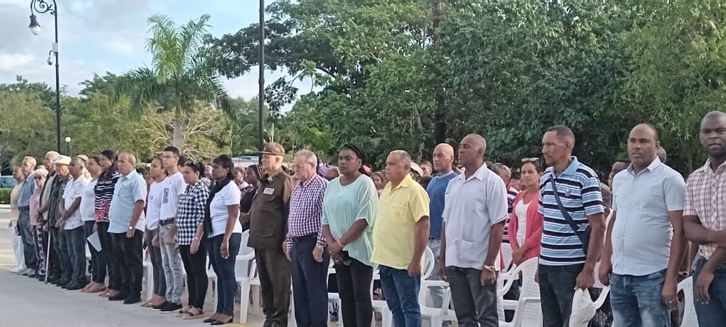 En ocasión de conmemorarse los aniversarios 128 de la caída en combate de Antonio Maceo y Francisco "Panchito" Gómez Toro, 90 del nacimiento de Frank País y 35 de la Operación Tributo, rendimos homenaje a los héroes y mártires de la Patria.
#SantiagoDeCuba 
#CubaViveEnSuHistoria