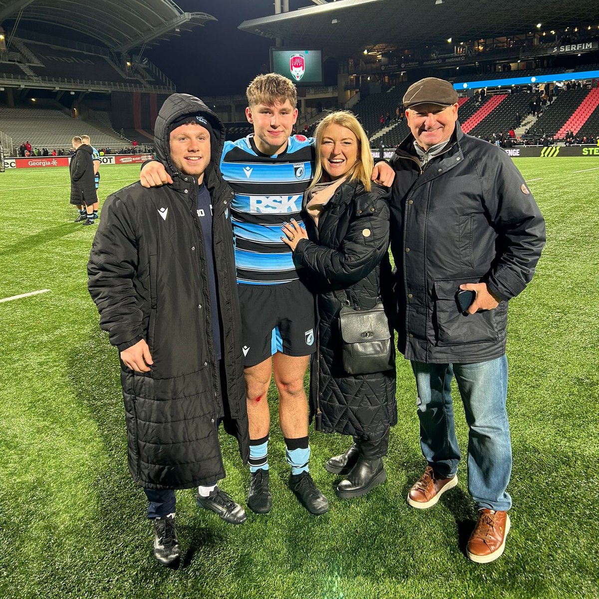 Cardiff_Rugby's tweet photo. Proud family. Proud club. ❤️

#AlwaysCardiff https://t.co/4rjEy8Xbej