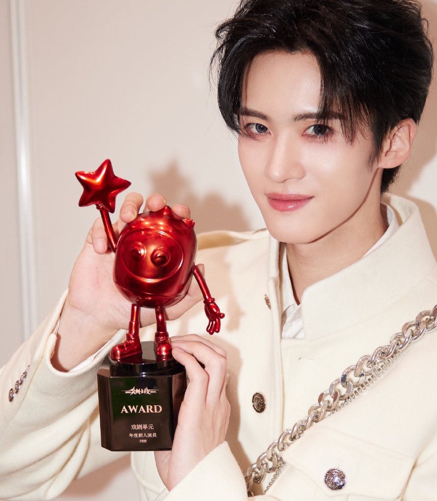 HandsYanan's tweet photo. His hands look even more beautiful holding all of the awards he’s worked so hard for! Congratulations Yanan! The role of Li Lun was meant for you, you owned it!!

#FangsOfFortune #Yanan https://t.co/A8xYGEr15O