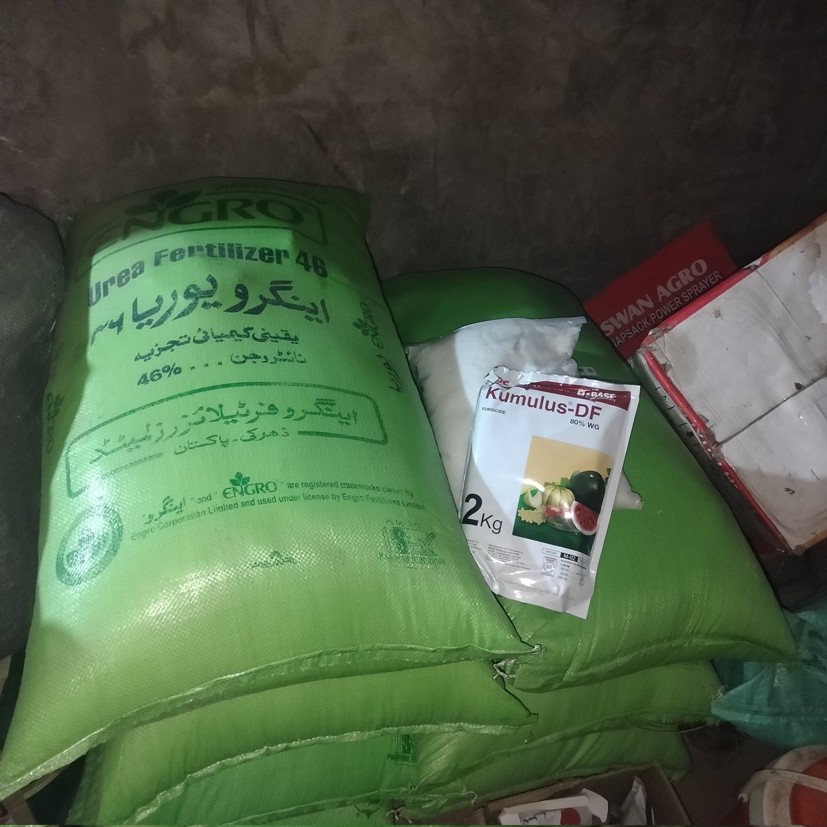 اے دو جہانوں کے رب،
ہر وہ کاشتکار جو عسکری کمپنی کی یوریا کی بجائے اینگرو یا کسی بھی دوسرے ادارے کی یوریا استعمال کرے تو اس کی فصل میں برکت ڈال، اس کی پیداوار بڑھا، اس کے رزق میں اضافہ فرما۔ آمین، یا رب العالمین۔