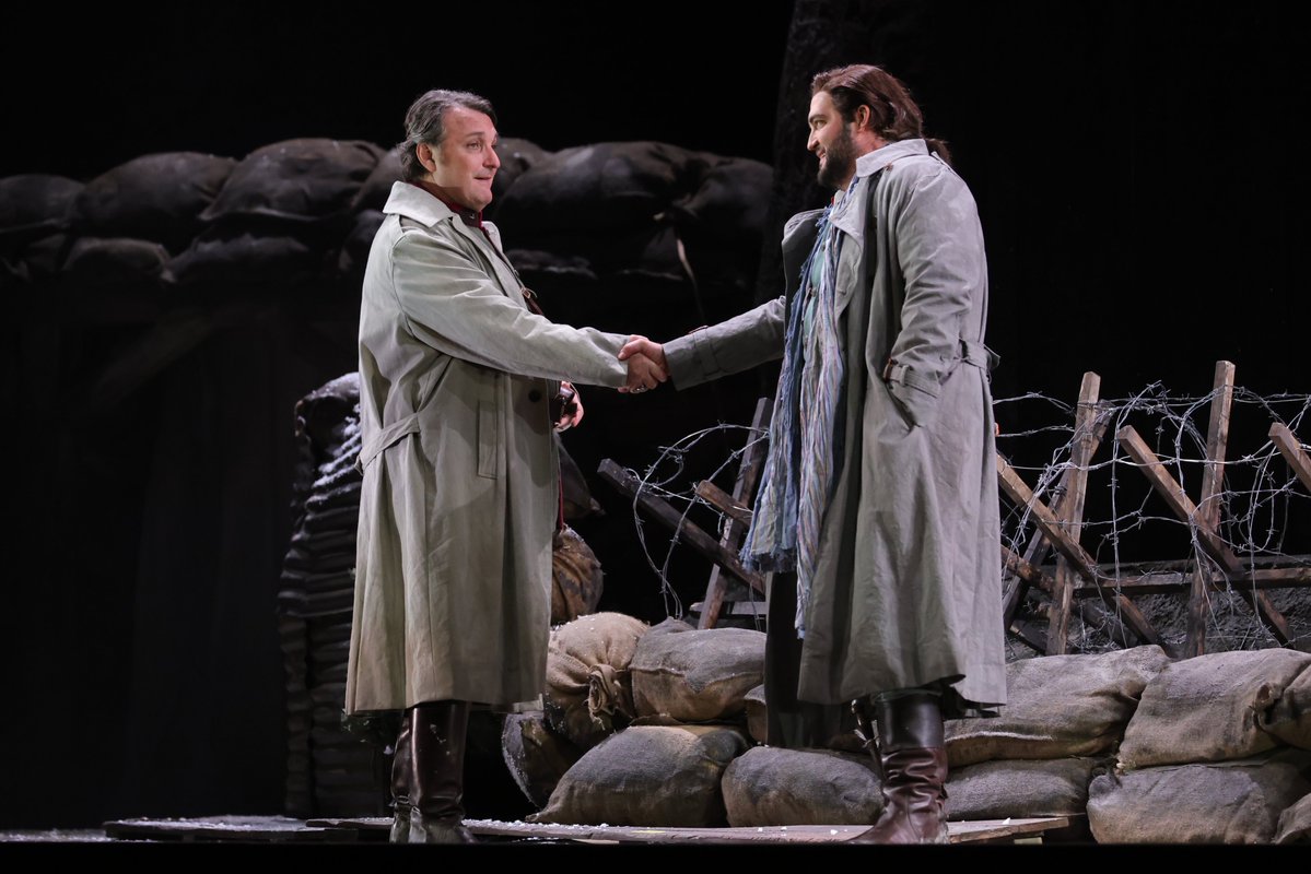 Teatro alla Scala (@teatroallascala) on Twitter photo Senza riconoscersi, i due soldati si giurano amicizia eterna. | Without recognizing each other, the two soldiers vow eternal friendship. #PrimaScala <a href="/BrianJagde/">Brian Jagde</a> <a href="/TezierLudovic/">Ludovic Tézier</a> <a href="/RaiCultura/">raicultura</a> Senza riconoscersi, i due soldati si giurano amicizia eterna. | Without recognizing each other, the two soldiers vow eternal friendship. #PrimaScala <a href="/BrianJagde/">Brian Jagde</a> <a href="/TezierLudovic/">Ludovic Tézier</a> <a href="/RaiCultura/">raicultura</a>