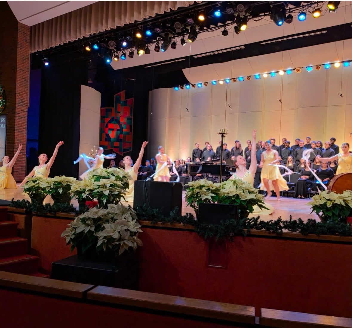 MbadeBade's tweet photo. Anderson University Candles &amp; Carols in celebrating 60 years of joy and celebration! Great job to all! 🎶🎄 https://t.co/led9KwKIXy