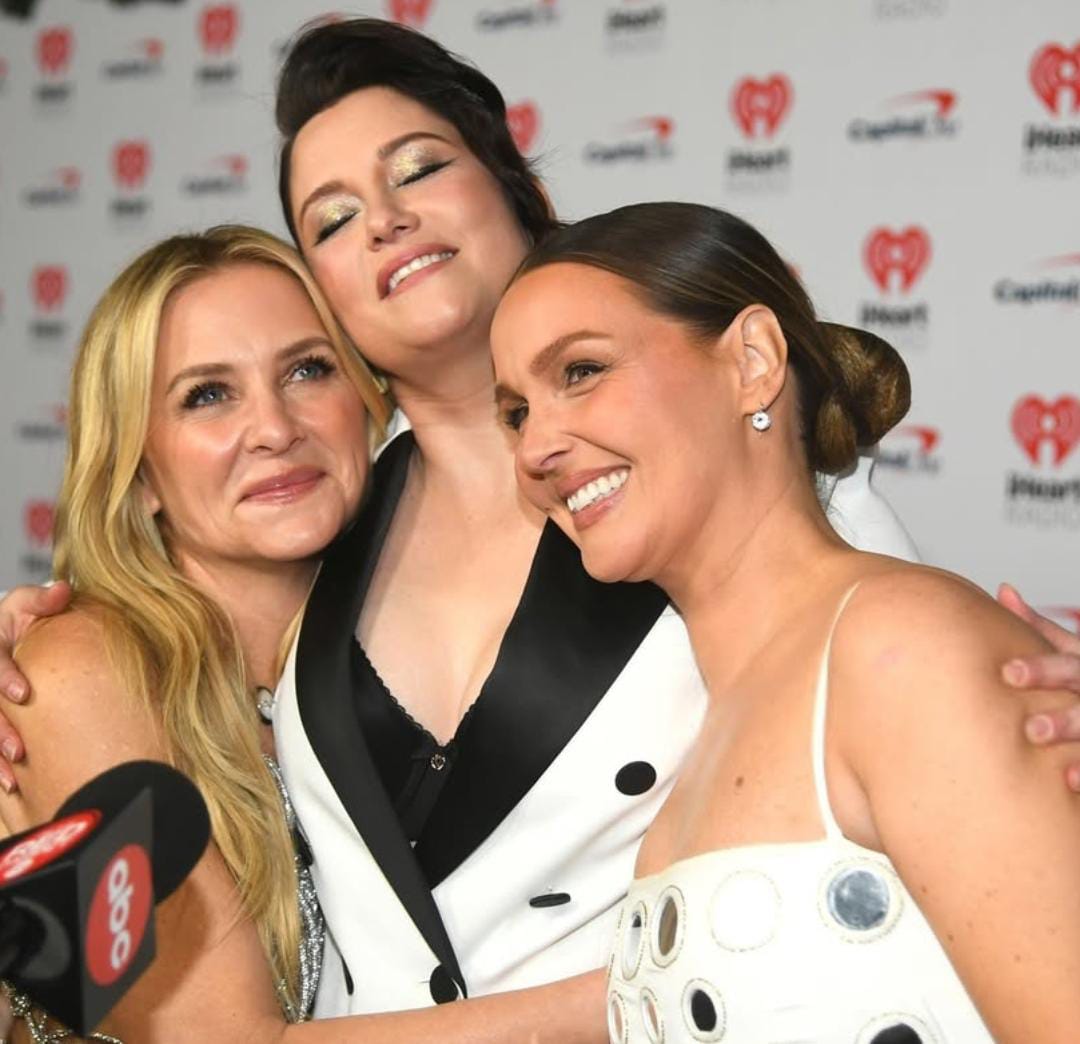 scrleigh's tweet photo. esta foto GRITA AMOOOOR ENTRE ELLAD SE LE VE TAN FELICES A LAS. TRES https://t.co/iTRzyXiPA0