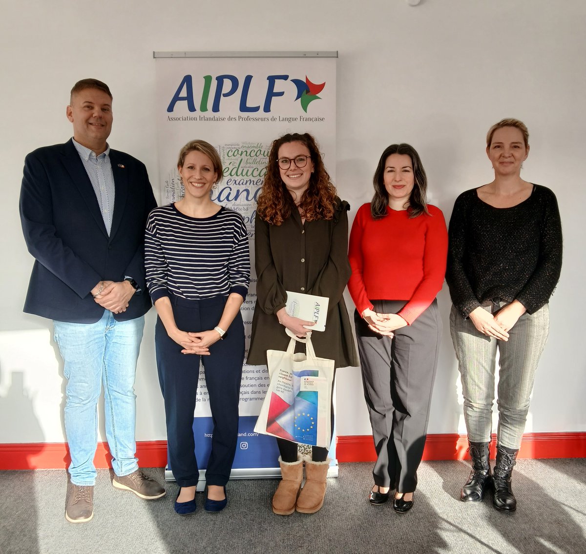 AIPLF French Teachers 🇮🇪 🇫🇷 (@aiplf_ireland) on Twitter photo Bravo à Emmanuelle Tetart, assistante de français à <a href="/colaistetreasa/">Coláiste Treasa</a>, qui a remporté notre Concours de ressources 2024, dans la catégorie des assistants.
Merci à <a href="/FranceinIreland/">France in Ireland 🇫🇷 🇪🇺</a> <a href="/ACPF_Irlande/">French Language in Ireland</a> <a href="/languages_ie/">Post-Primary Languages Ireland (PPLI)</a> <a href="/ScoilnetPPrim/">ScoilnetPostPrimary</a> de leur soutien à ce concours.
aiplf-ireland.com/2024/12/07/gag… Bravo à Emmanuelle Tetart, assistante de français à <a href="/colaistetreasa/">Coláiste Treasa</a>, qui a remporté notre Concours de ressources 2024, dans la catégorie des assistants.
Merci à <a href="/FranceinIreland/">France in Ireland 🇫🇷 🇪🇺</a> <a href="/ACPF_Irlande/">French Language in Ireland</a> <a href="/languages_ie/">Post-Primary Languages Ireland (PPLI)</a> <a href="/ScoilnetPPrim/">ScoilnetPostPrimary</a> de leur soutien à ce concours.
aiplf-ireland.com/2024/12/07/gag…