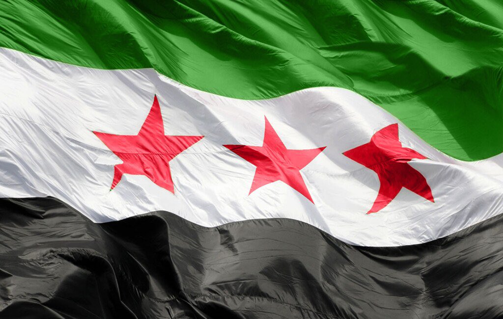 Islam_lotfy's tweet photo. شوف يا صديقي .. كل مخاوفك من انتصار #الجولاني دي مش مهمة قوي؛ الجولاني بخوف فعلاً .. الجولاني ده مش ناشط بيئي ولا مدافع عن حق السلاحف البحرية في تحديد نوعها.
ده واحد كان في داعش ولما عمل مراجعات وقرأ عن العلمانية الجزئية وربنا نور بصيرته راح انضم لتنظيم القاعدة.

فبالهداوة كده .. لأن مخاوفك ممكن تكون حقيقية جداً.

السؤال هنا: انت مالك!!
هل بيتكم اتهد على راسك بالبراميل؟ هل عمك اختفى في سجن لمدة ٣٠ او ٤٠ سنة؟ هل قريتك في الريف  اتضربت بالكيماوي؟! هل لقيت نفسك بتنزح من بلدك وبيحل محلك روس ولبنانيين وايرانيين وعراقيين وباكستان وامريكان؟!

او أقولك .. ما بدل ما تعلن خوفك على الحرية والديموقراطية وحرية التعبير في #سوريا، ما تروح تقول التخوفات دي للمشير عبد الفتاح بشرط تكون حازم كده وناشف وتزعق له زي ما بتزعق للسوريين الفرحانين بهزيمة النظام.

احنا واصلين لدرجة من العجز اننا مش قادرين نتكلم عن نفسنا فبنقوم بالتنظير على الجميع بعنطزة وجهل وجبن.
